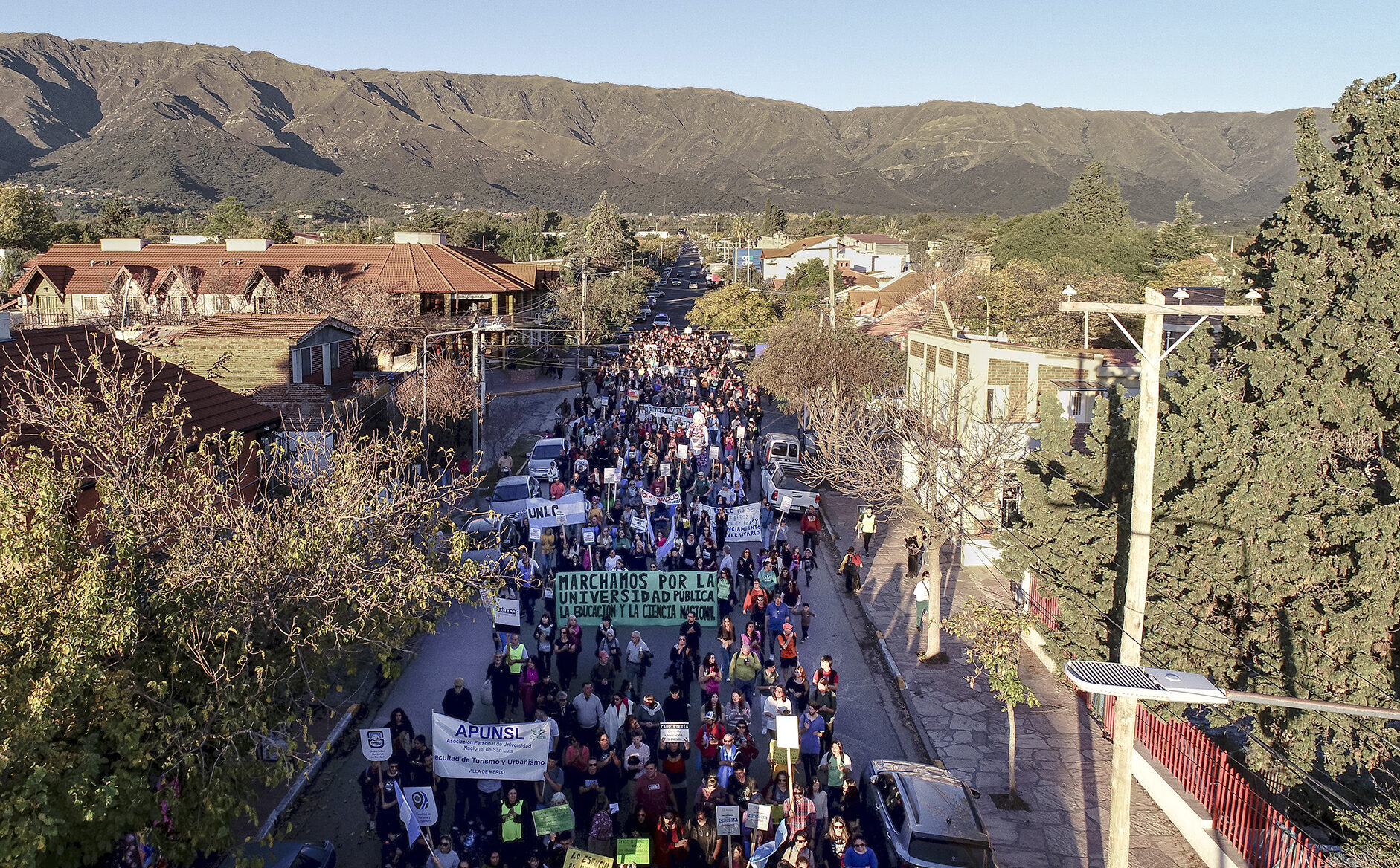 El Municipio y la UCR trataron de vaciar la marcha universitaria en Merlo