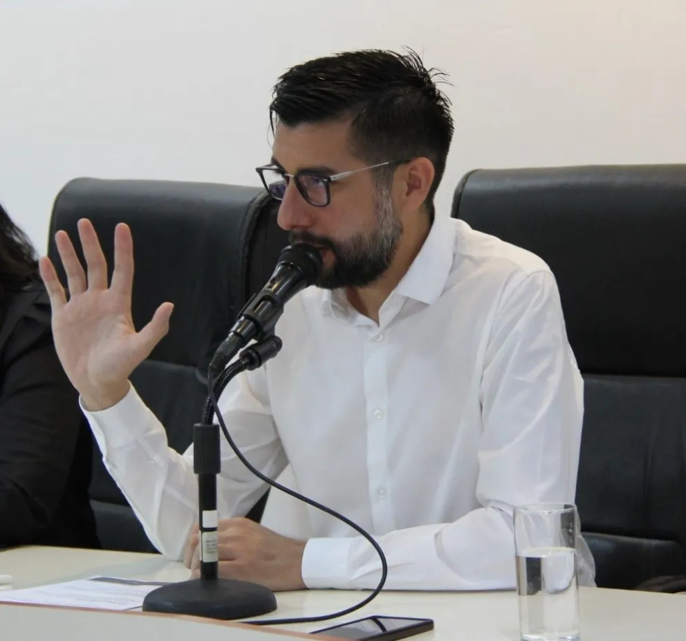 El norte tiembla por el frío y el tarifazo de gas, pero Leo Rodríguez elige el silencio